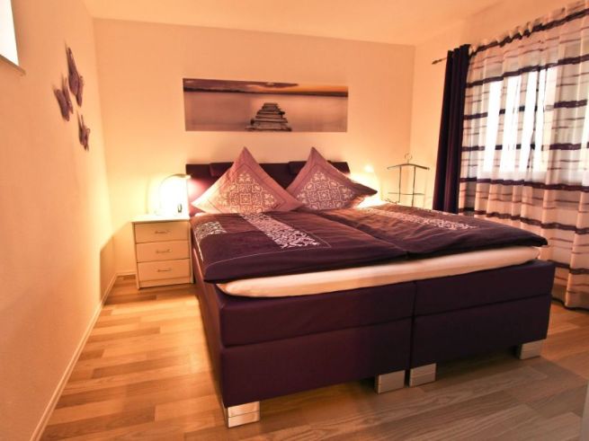 schlafzimmer-mit-neuem-boxspringbett