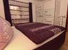 schlafzimmer-mit-neuem-boxspringbett-seite